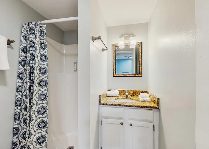 Snowbird-friendly 1 Bedroom Gulf Side With 4 Outdoor Pools